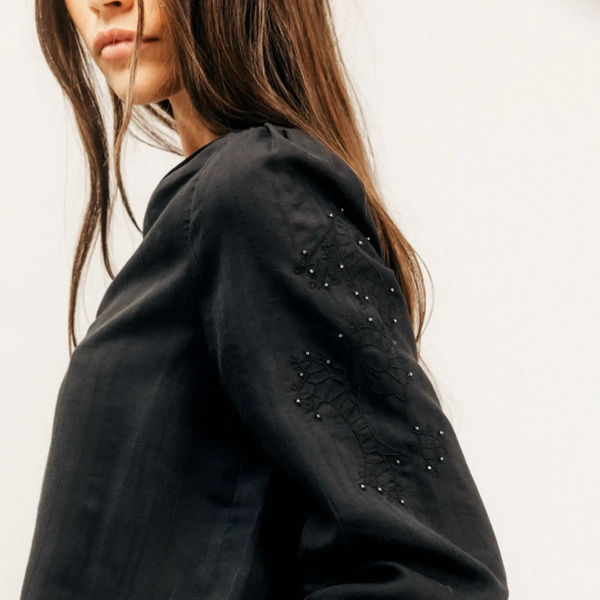 Blouse noire jacquard brodée de perles pour femme
