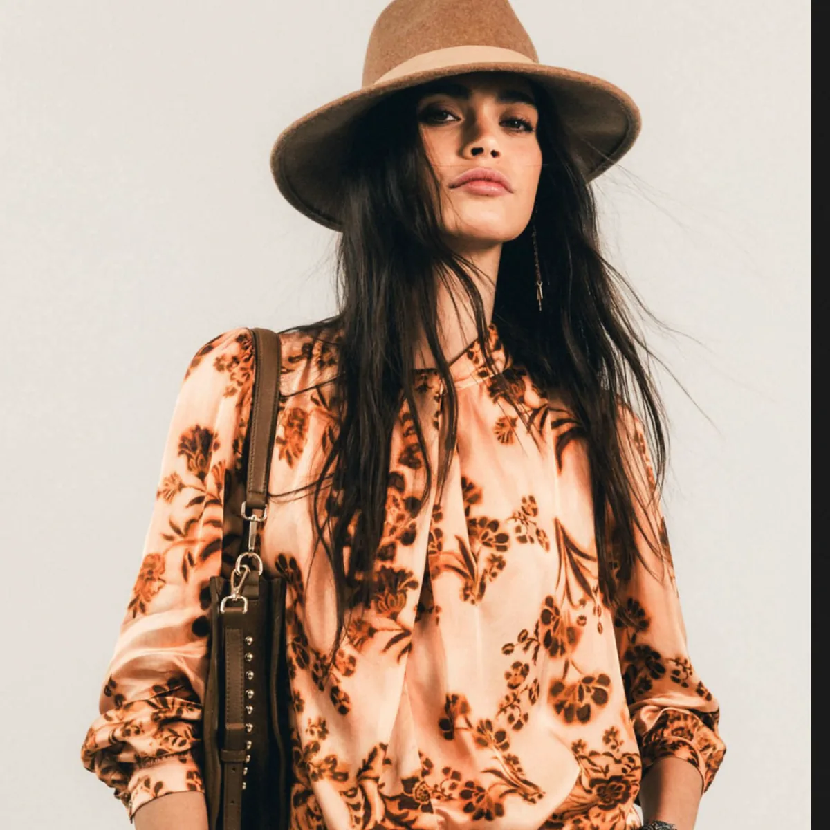Blouse satinée florale pêche à col noué pour femme