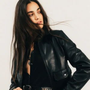 Blouson cuir noir structuré coupe droite avec poches plaquées et col chemise