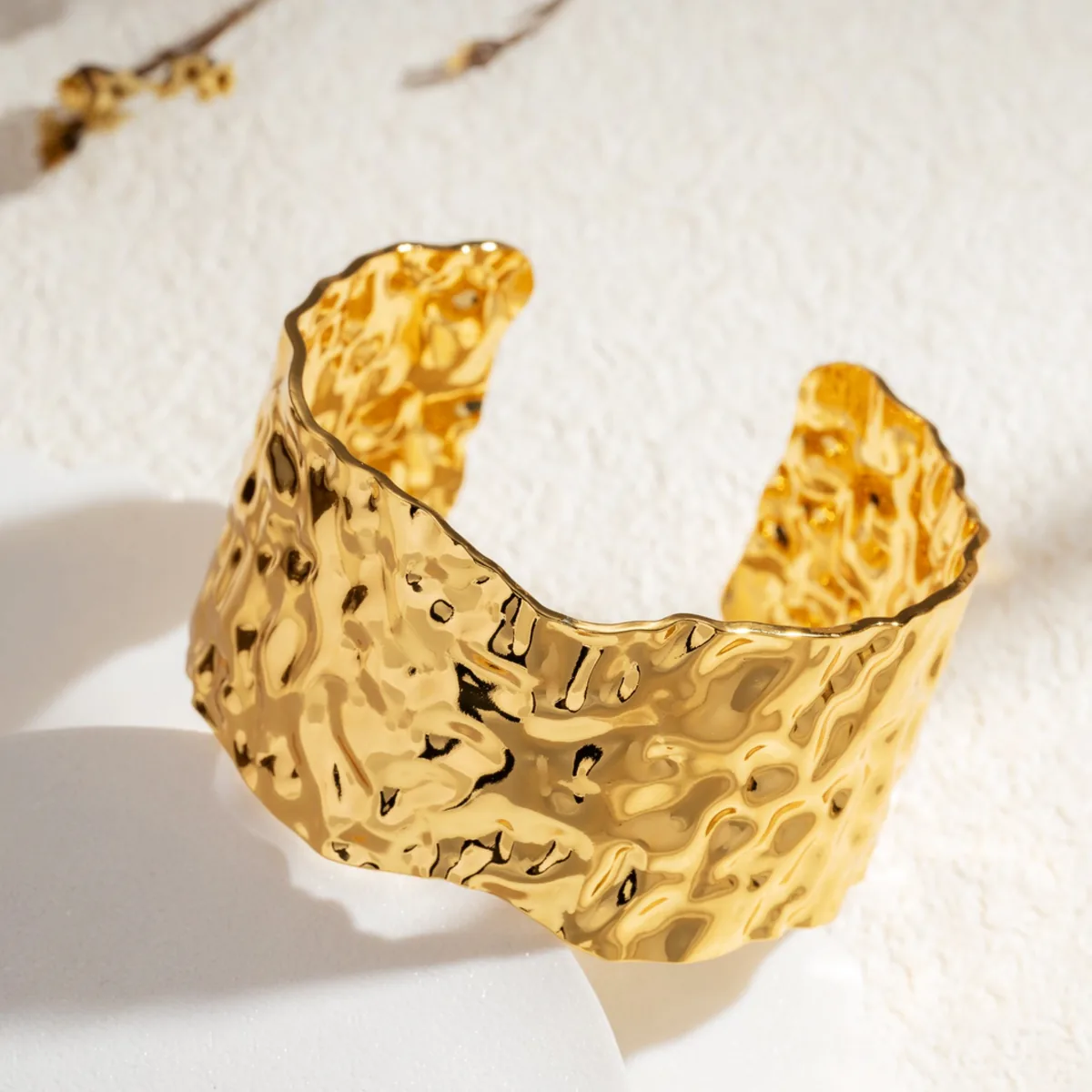 Bracelet doré aux reliefs organiques – Image 2