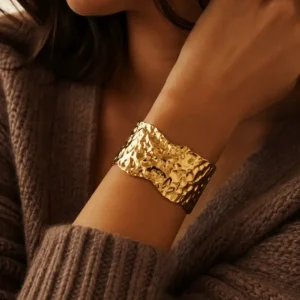 Bracelet manchette doré aux reliefs organiques