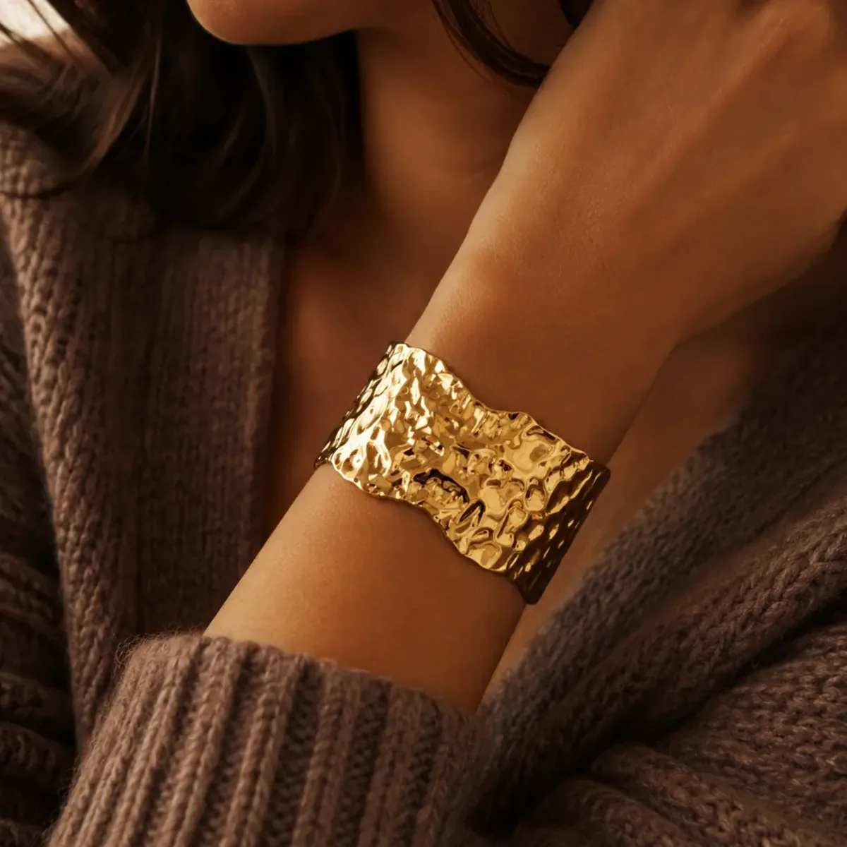 Bracelet manchette doré aux reliefs organiques