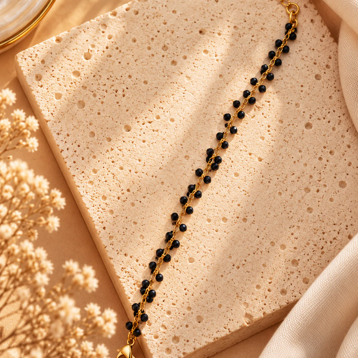 Bracelet doré à perles noires – Image 2