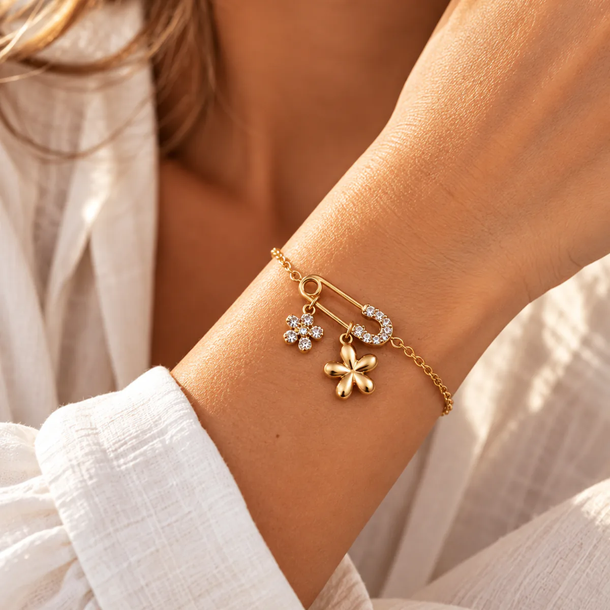 Un bracelet doré original, orné d’une épingle et de fleurs lumineuses, pour une touche féminine pleine de caractère.