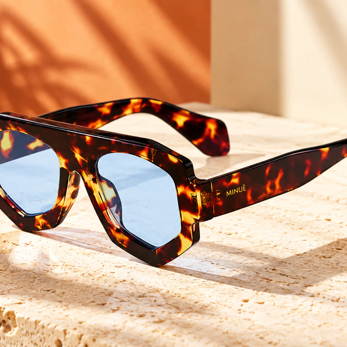 Lunettes de Soleil Chastain Carey – Écaille & Verres Bleus – Image 2
