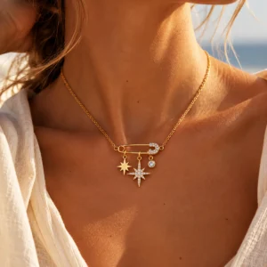 Collier doré Cosmic avec épingle, étoiles et zircons