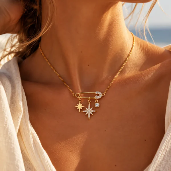 Collier doré Cosmic avec épingle, étoiles et zircons