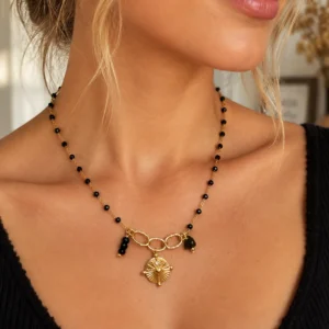 collier à perles noires avec pendentif rond motif coeur porté
