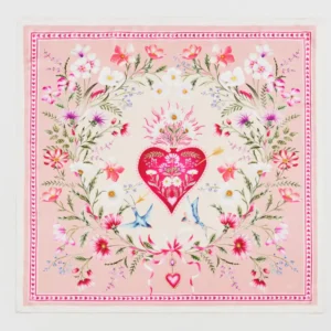 Foulard carré en polyester doux au toucher soyeux, imprimé cœurs roses. 90 x 90 cm, polyvalent et écoresponsable. Idéal au quotidien.