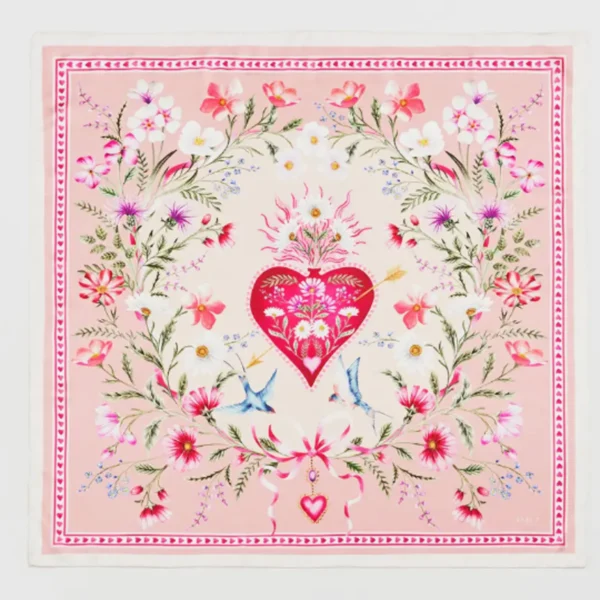Foulard carré en polyester doux au toucher soyeux, imprimé cœurs roses. 90 x 90 cm, polyvalent et écoresponsable. Idéal au quotidien.