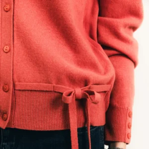 Gilet corail col V en maille fine avec lien décoratif