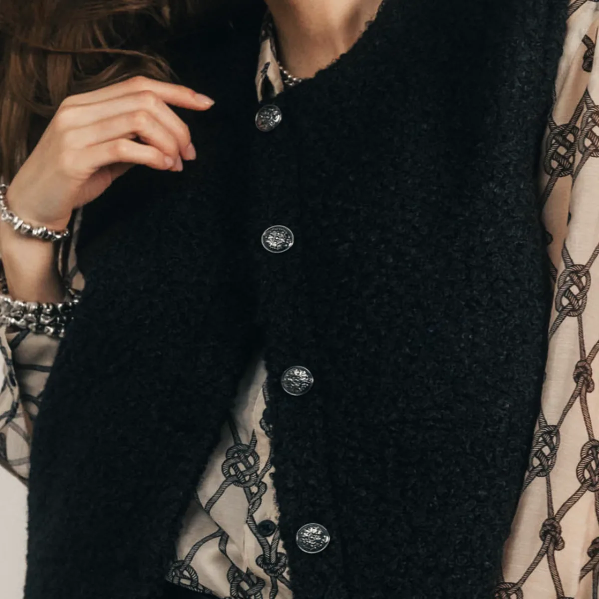 Gilet sans manches noir bouclette avec boutons bijou