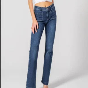 Jean bootcut bleu foncé avec coupe ajustée aux hanches et aux cuisses et évasée en bas de jambe