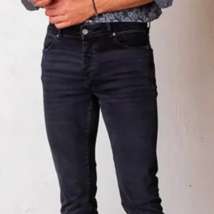 Jean droit délavé en denim stretch
