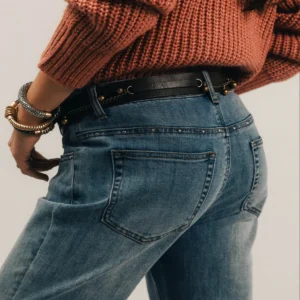 Jean flare bleu ciel coupe ajustée aux hanches et aux cuisses, évasée en bas de jambe