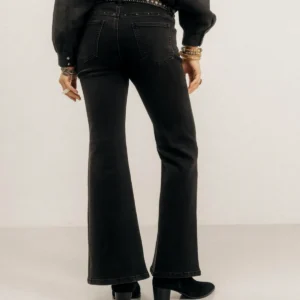 Jean flare noir coupe ajustée aux hanches et aux cuisses, évasée en bas de jambe.