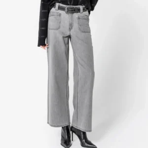 Jean large gris coupe droite avec clous aux poches