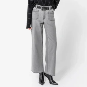 Jean large gris coupe droite avec clous aux poches