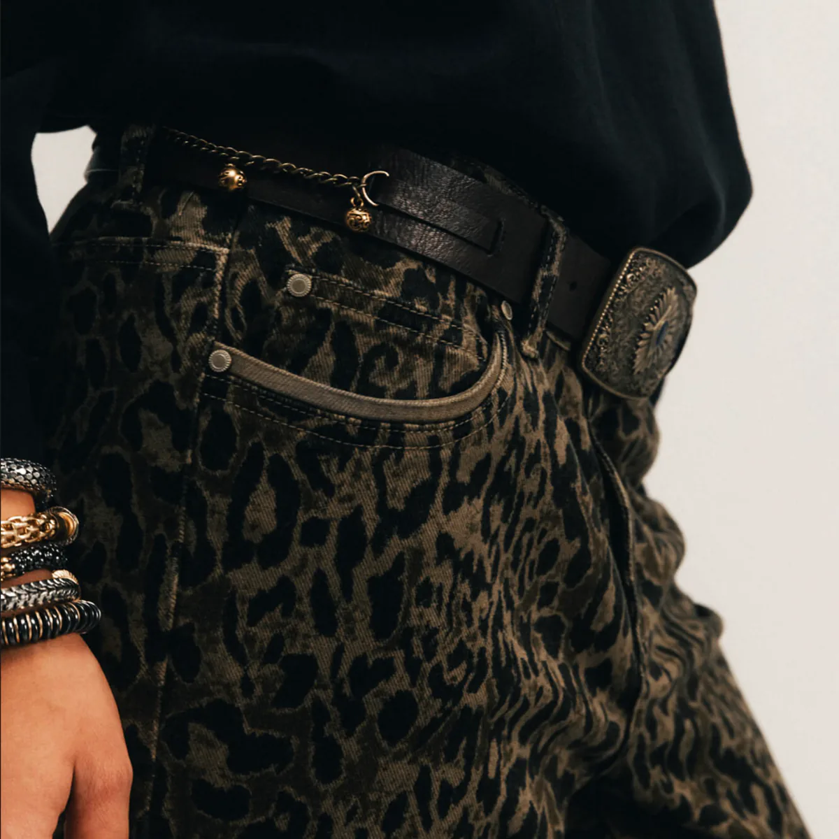 Pantalon imprimé léopard coupe carotte
