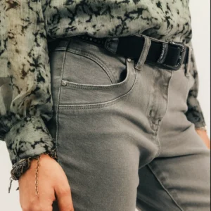 Pantalon jade coupe slim en gabardine stretch avec poches et rivets