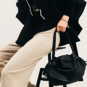 Pantalon maille beige coupe large avec torsade sur les côtés et ceinture élastiquée.