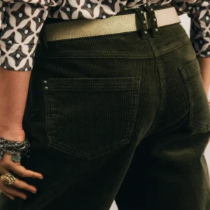 Pantalon velours côtelé olive coupe boyfriend avec poches revolver et ceinture réglable.