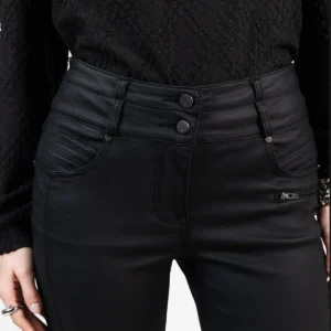 Pantalon slim noir enduit coupe ajustée et confortable