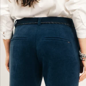 Pantalon velours bleu coupe flare avec ceinture réglable et détails distinctifs