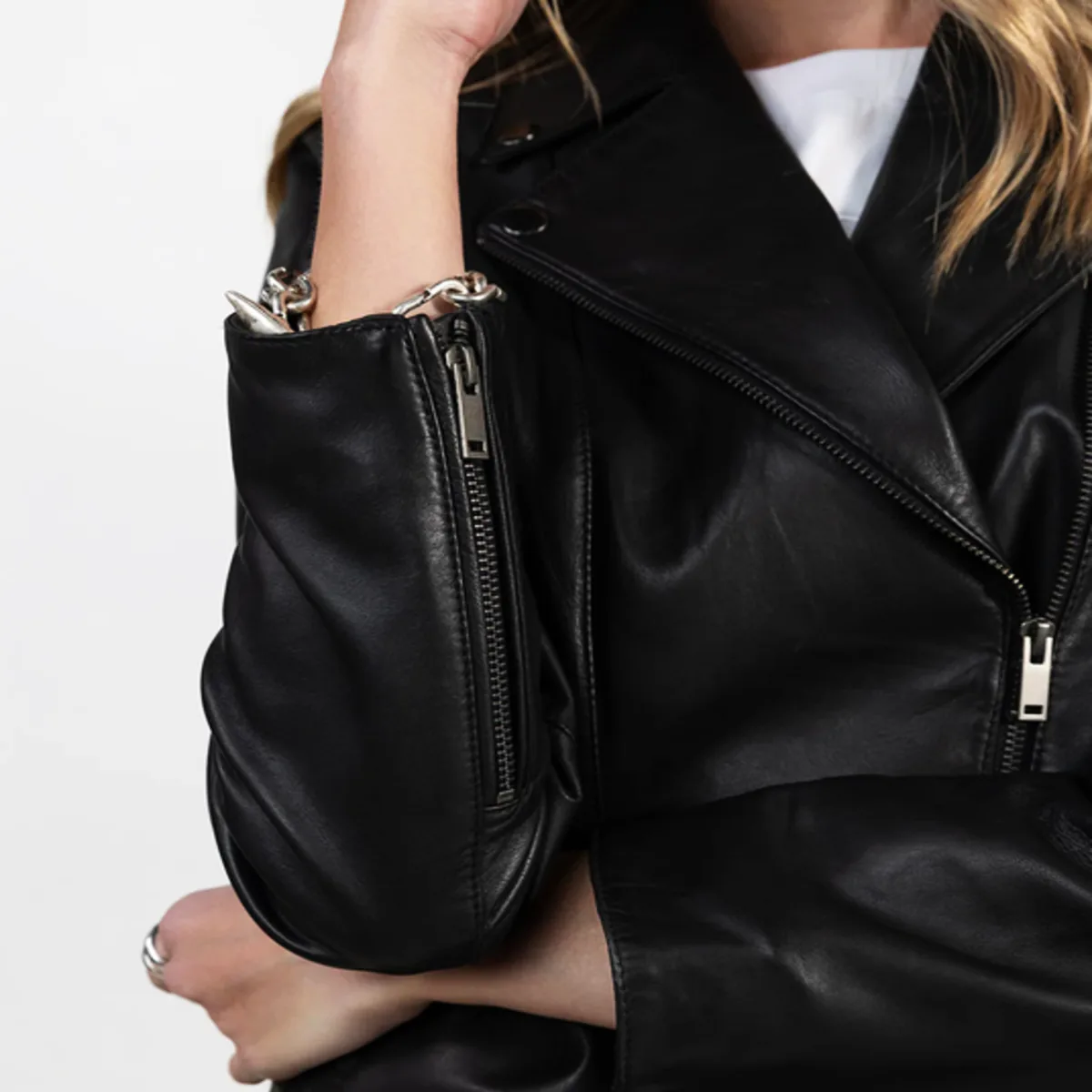 Veste cuir noir perfecto avec rivets et poches zippées