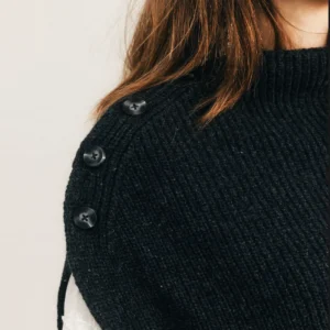 Poncho gris chiné côtelé forme droite avec pattes épaules ornées de boutons ton sur ton et boutonnières.