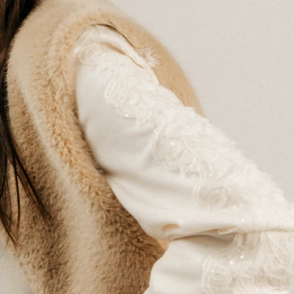 Pull crème dentelle sequins avec dentelle plaquée sur les manches