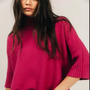 Pull fuchsia col montant maille fine avec col cheminée et boutons décoratifs