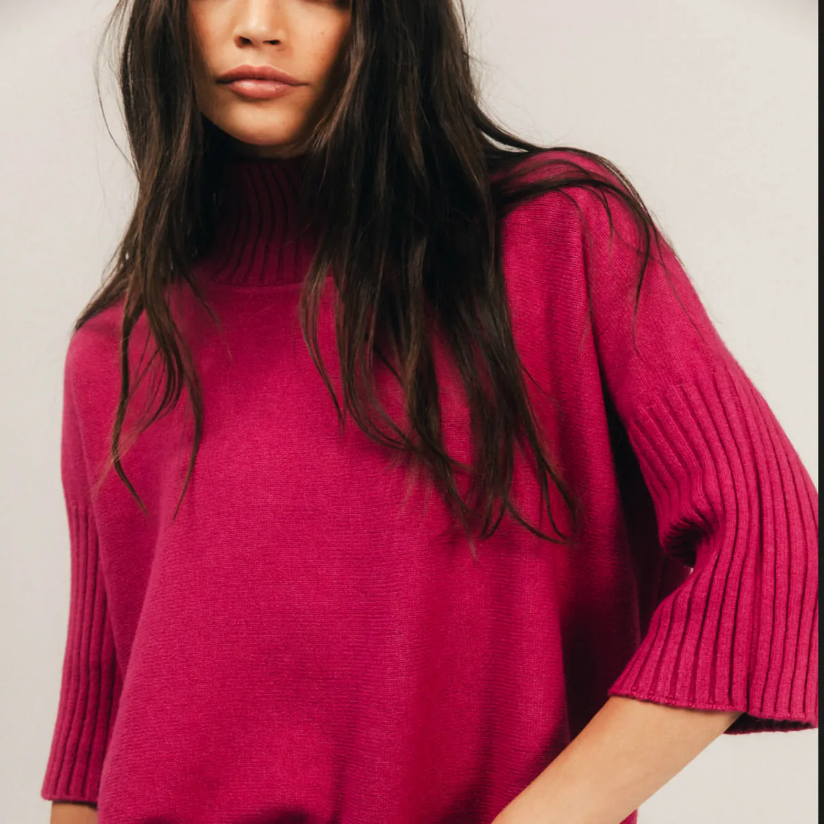 Pull fuchsia col montant maille fine avec col cheminée et boutons décoratifs