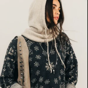 Pull imprimé bandana gris en maille douce avec encolure ronde et épaules tombantes