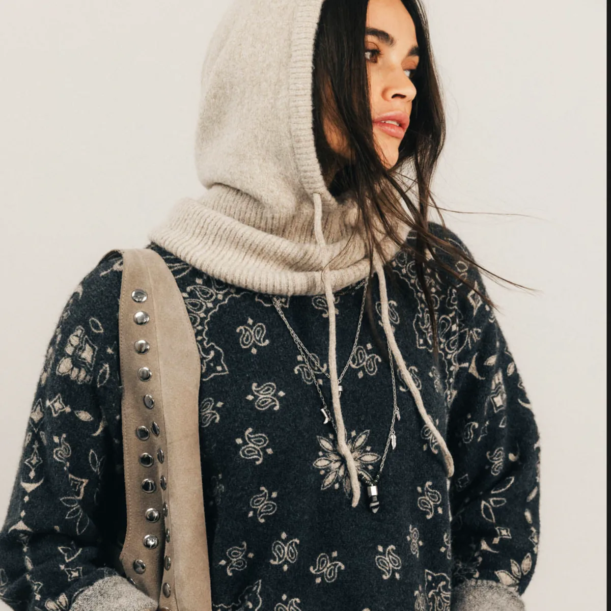 Pull imprimé bandana gris en maille douce avec encolure ronde et épaules tombantes