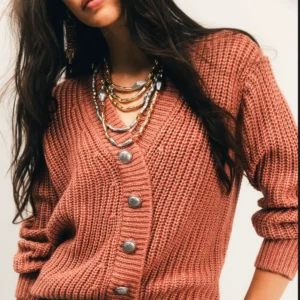 Pull rose indien côtelé lurex avec boutons bijoux et encolure V