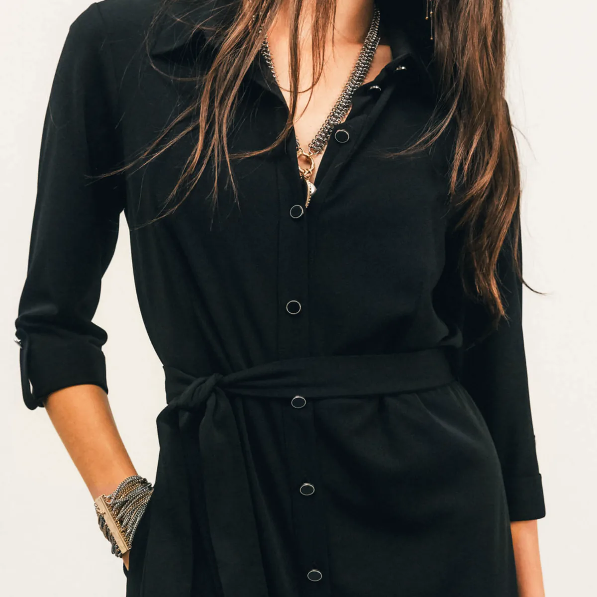 Robe chemise noire coupe droite fluide avec col chemise et patte de boutonnage.