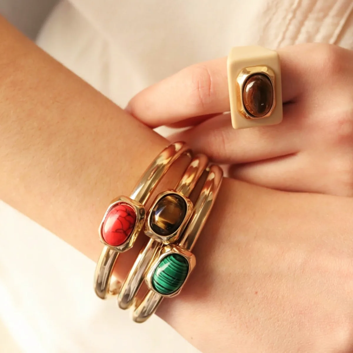 Bague sable œil de tigre Emolo portée à la main