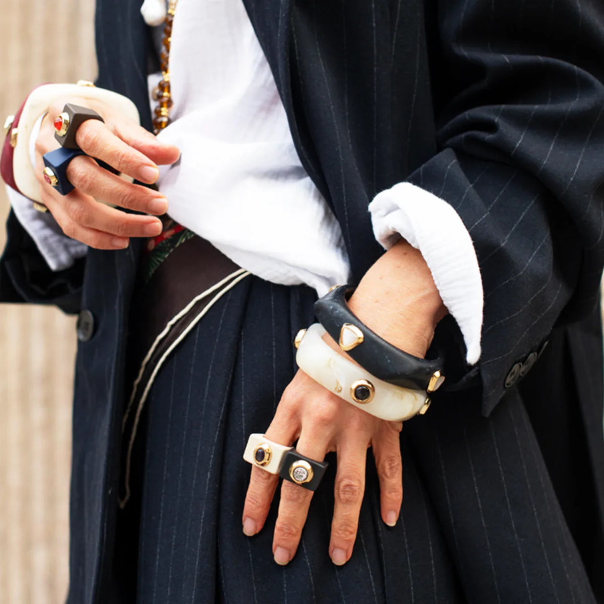 Bague Emolo druse titane noire portée