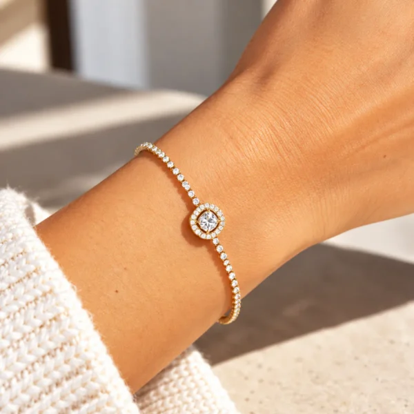 Bracelet Éclat Argenté en acier inoxydable pour femme, chaîne fine scintillante et pierre centrale carrée.