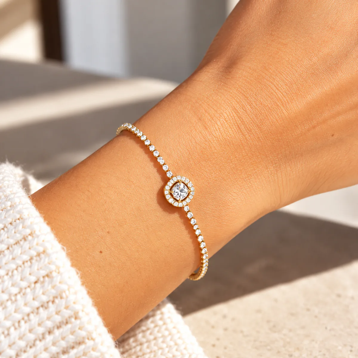Bracelet Éclat Argenté en acier inoxydable pour femme, chaîne fine scintillante et pierre centrale carrée.