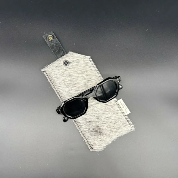 Étui à lunettes en cuir gris et peau de vache, fabrication artisanale