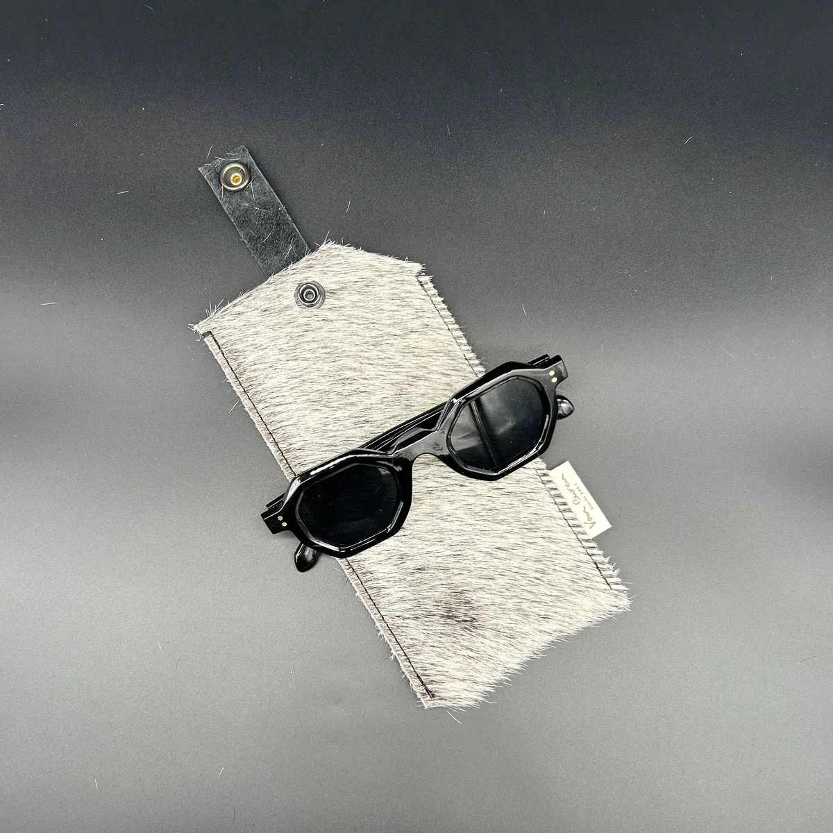 Étui à lunettes en cuir gris et peau de vache, fabrication artisanale