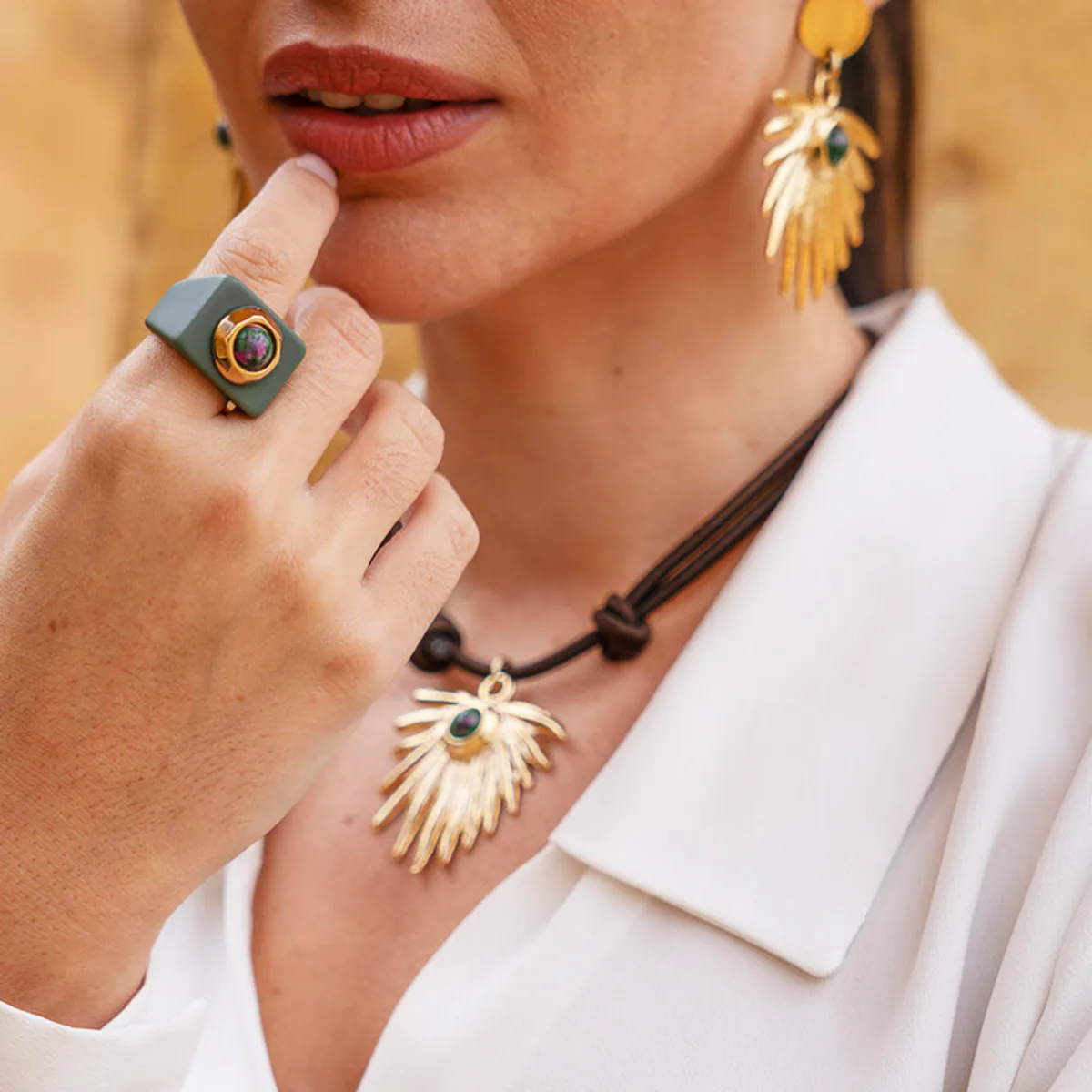 Bague Emolo zoïsite vert bouteille portée à la main