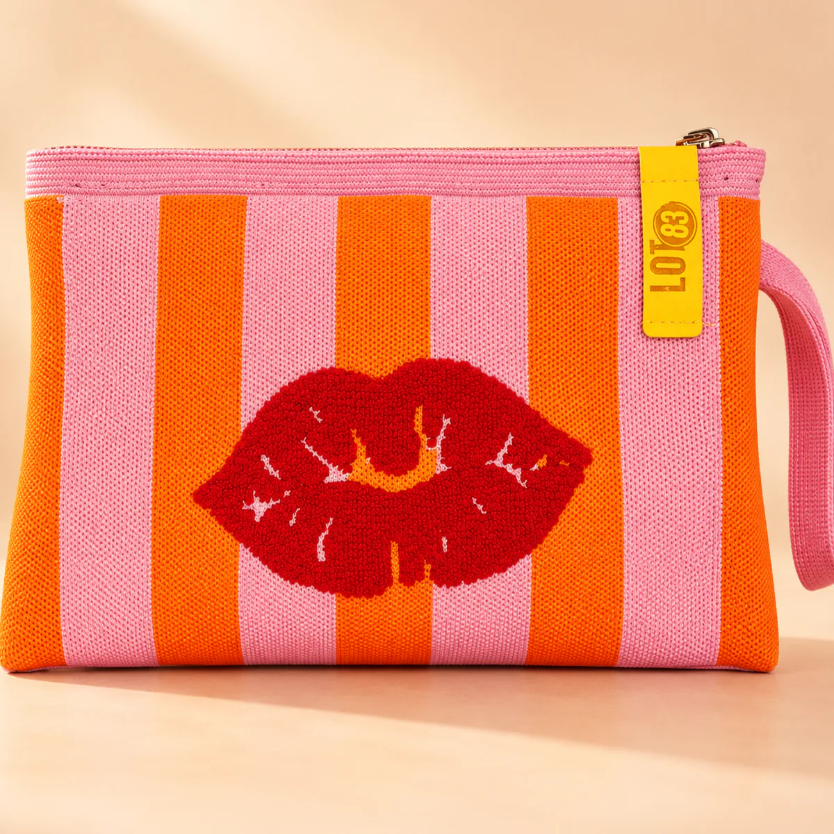 Pochette Kiss Me motif lèvres rouges en relief