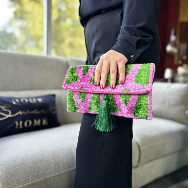Pochette rose et verte femme Palm Springs Impossible de passer inaperçue. La pochette rose et verte femme Palm Springs mixe couleurs vibrantes, velours de soie et motif Ikat artisanal pour créer une pièce pleine de personnalité. Confectionnée en velours 100 % soie, elle offre un toucher doux et de subtils reflets. Chaque motif présente de légères variations qui rendent chaque pochette unique.