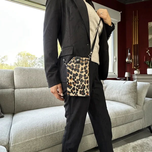 Pochette téléphone léopard en cuir et peau de vache véritable avec bandoulière