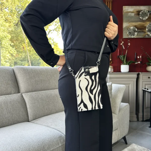 Pochette téléphone en peau de vache imprimé zèbre avec bandoulière en cuir