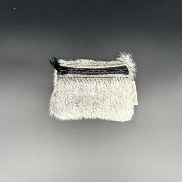 Porte-monnaie gris clair en peau de vachette avec poils et fermeture éclair