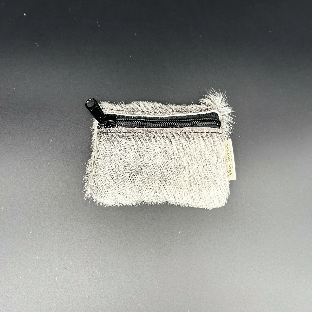 Porte-monnaie gris clair en peau de vachette avec poils et fermeture éclair